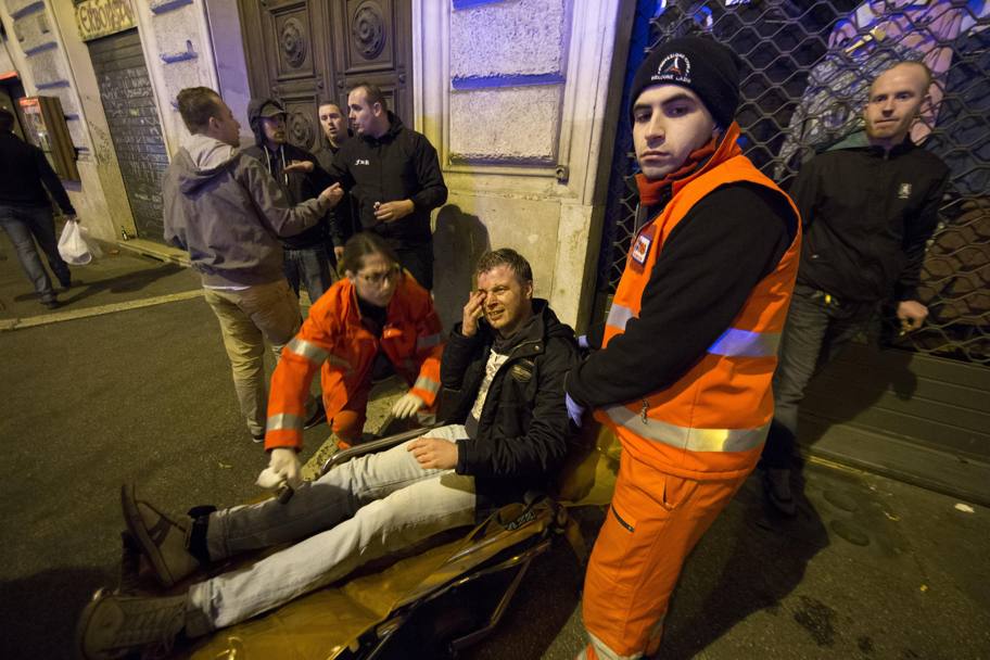 Tifosom olandese a terra, ferito dopo le cariche della polizia. Ansa